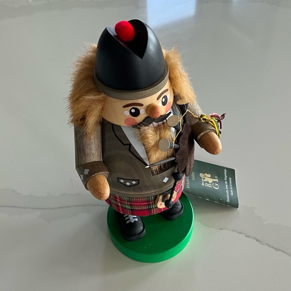 Richard glasser nutcracker bagpipe player